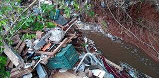 Lixo despejado às margens do córrego. (Foto: Divulgação/PMA)