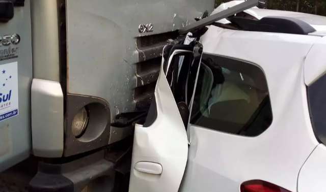 Quatro pessoas morrem em acidente na BR-262, entre elas, crian&ccedil;a de 2 anos 