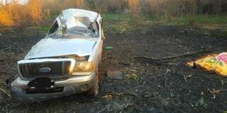 Camionete ficou desfigurada após o acidente (Foto: Reprodução/Corpo de Bombeiros Militar)