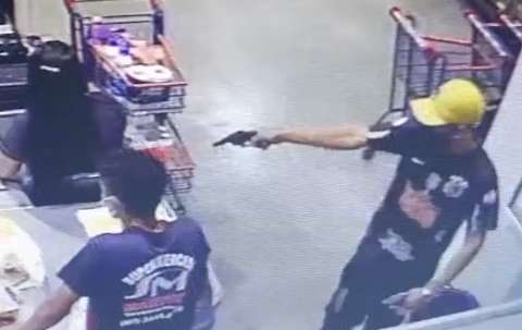 Bandidos levaram malote com pagamento de funcionários de supermercado