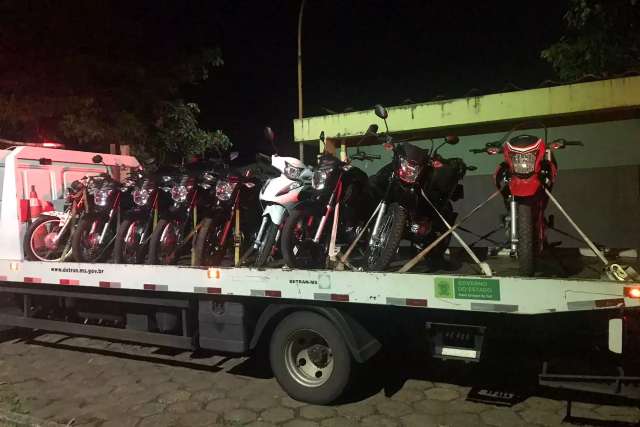 Dupla &eacute; presa transportando 13 motos para vender na Bol&iacute;via