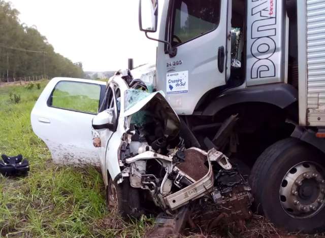 Quatro pessoas morrem em acidente entre carro de passeio e carreta 
