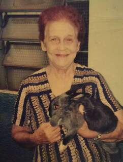 Dona Aurila com um coelho no braço. (Foto: Arquivo Pessoal)
