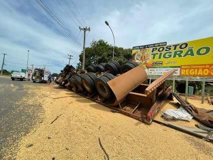 Motorista perde controle e carreta tomba com 30 toneladas de soja na MS-134