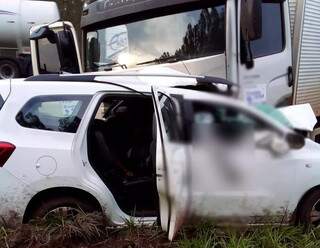 Os dois veículos saíram da pista e ficaram destruídos. (Foto: Direto das Ruas)