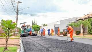 Equipes durante trabalho de recuperação do asfalto (Foto: PMCG)