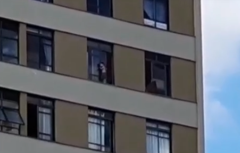 Morador relata que menino n&atilde;o caiu de pr&eacute;dio por janela possuir tela de prote&ccedil;&atilde;o