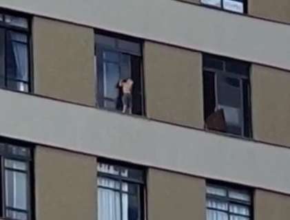 Criança assusta ao se equilibrar em janela de prédio no Centro 