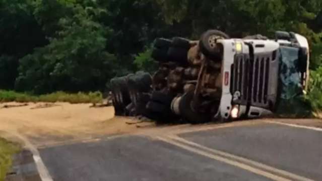 Motorista tomba carreta carregada com 50 toneladas de milho na BR-060