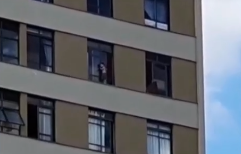 Morador relata que menino não caiu de prédio por janela possuir tela de proteção