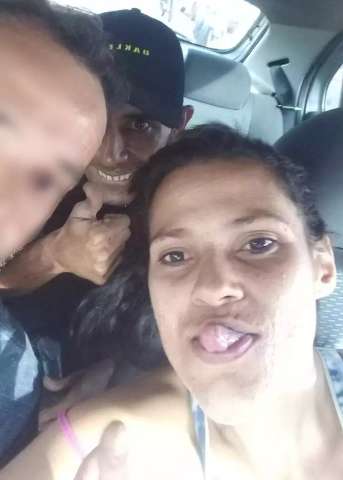 Casal que fez empres&aacute;rio ref&eacute;m tirou foto durante assalto e publicou no Facebook