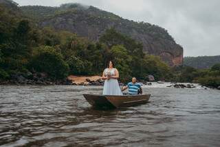 Levada pelo avô, noiva chegou de barco em casamento no Rio Aquidauana. (Foto: Janderson Mendonça)