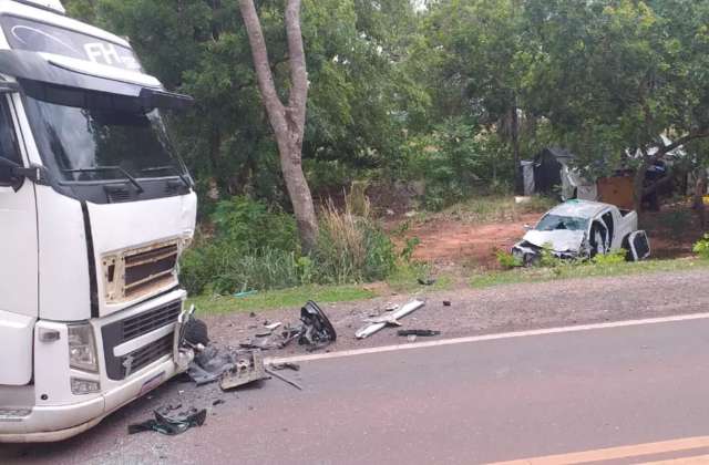 Mulher e criança são arremessadas de camionete após colisão com carreta  na 262