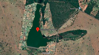 Imagem de satélite mostra tamanho do lago de condomínio (Arte: Google/Reprodução)