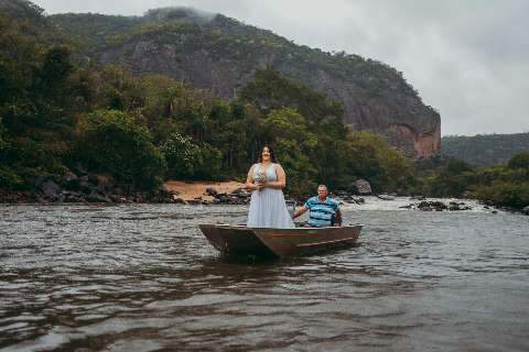 Casamento foi debaixo de chuva e noiva chegou no barco do pai