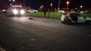 Fiat Punto destruído depois de capotar na linha internacional (Foto: Jovilson Gimenes)