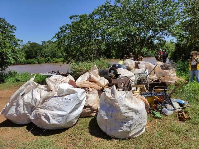 A&ccedil;&atilde;o retira 1 tonelada de lixo do Rio Dourados