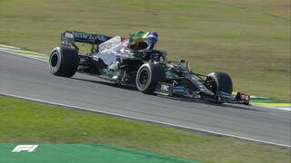 Lewis Hamilton segura a bandeira do Brasil após vitória (Foto: Fórmula 1)