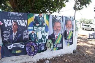 Lula e Bolsonaro aparecem em toalhas vendidas em esquina movimentada da Capital (Foto: Kísie Ainoã)