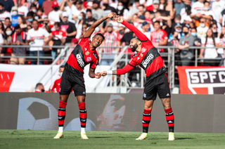 Bruno Henrique e Gabriel comemoram gol sobre o São Paulo. (Foto: Flamengo)