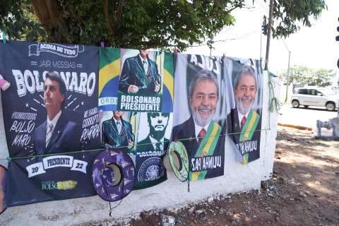 Xingado todo dia, vendedor não desiste de Lula e Bolsonaro na toalha