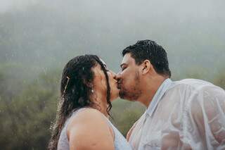 Casal teve casamento do jeitinho que sonhava, mesmo com chuva. (Foto: Janderson Mendonça)