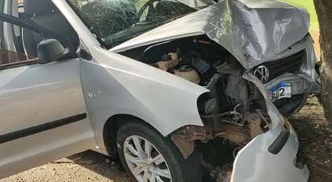 Dois ficam feridos em colisão de carro contra árvore no Guanandi