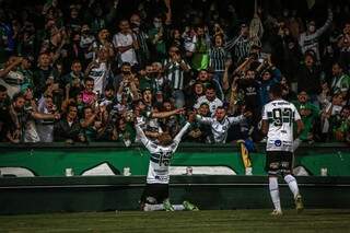 Coritiba vence o Brasil de Pelotas por 2 a 1 e volta &agrave; lideran&ccedil;a da S&eacute;rie B