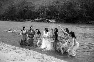 Convidados curtiram banho de chuva e de rio com os noivos. (Foto: Janderson Mendonça)