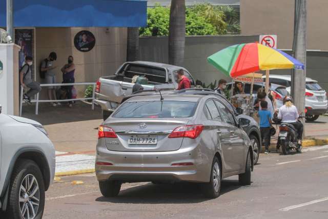 Para acabar com fila dupla, vereador prop&otilde;e drive-thru em escolas