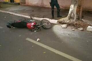 Moto de Carlos no chão da avenida, após acidente. (Foto: Divulgação/PMMS)