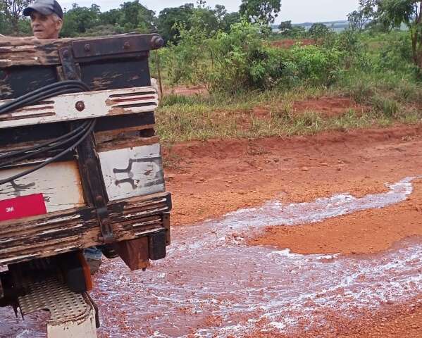 Produtores reclamam de pre&ccedil;o e derramam leite em frente de assentamentos