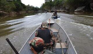 Equipes da Polícia Militar Ambiental estão realizando fiscalização em rios de MS. (Foto: Divulgação)