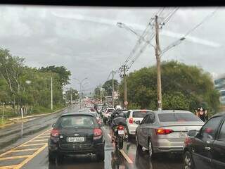 Motoristas tiveram que ter paciência para encarar o congestionamento na Avenida Ceará (Foto: Diretos das Ruas)