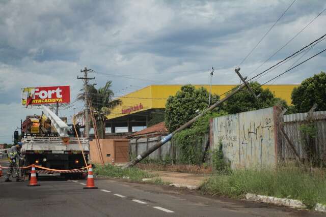 B&ecirc;bado, motorista derruba poste e deixa parte de bairro sem energia 