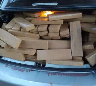 Droga armazenada no porta-malas do veículo. (Foto: Divulgação/PRF)