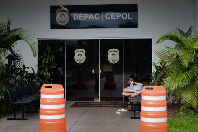 Motorista de aplicativo &eacute; esfaqueado e tem carro roubado por 4 bandidos 
