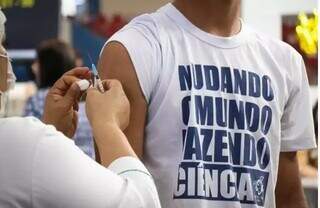 Vacina contra a covid-19 sendo aplicada em polo de imunização de Campo Grande. (Foto: Henrique Kawaminami)