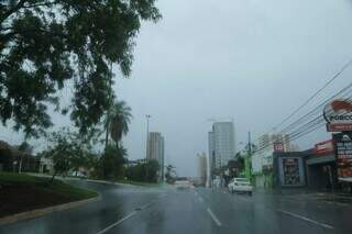 Céu nublado e chuva na Avenida Afonso Pena nesta tarde. (Foto: Kísie Ainoã)