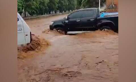 Em poucos minutos, chuva deixa ruas do Jardim Los Angeles intransitáveis