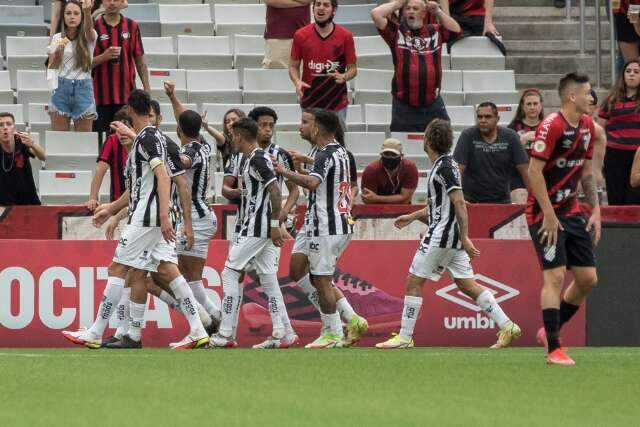 Atl&eacute;tico-MG vence Athletico-PR e se consolida na lideran&ccedil;a do Brasileir&atilde;o