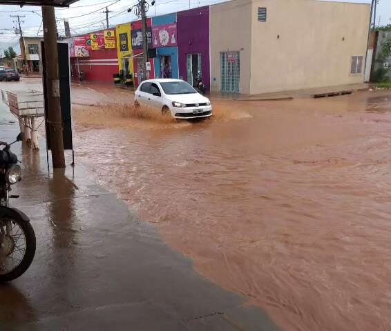 Em menos de uma hora, chuva alagou ruas e causou acidentes na Capital