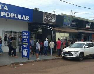 Movimentação na cafeteria onde comerciante foi baleado e morreu hoje de manhã. (Foto: Direto das Ruas)