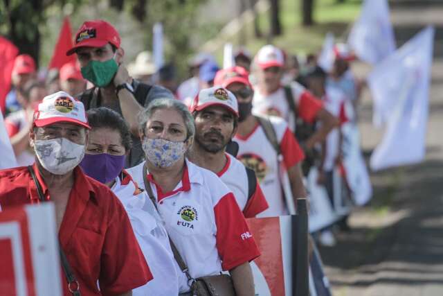 Manifestantes seguem em marcha at&eacute; o Incra em protesto pela reforma agr&aacute;ria