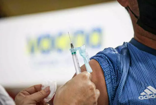Aplicação de vacina em adulto, na Capital. (Foto: Arquivo/Henrique Kawaminami)