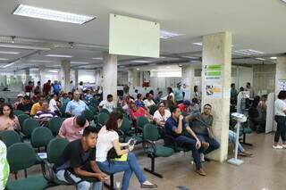 Trabalhadores aguardando atendimento na Funtrab. (Foto: Henrique Kawaminami) 