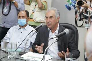 Governador Reinaldo Azambuja, ao centro, durante coletiva de imprensa na Assembleia Legislativa. (Foto: Kísie Ainoã)