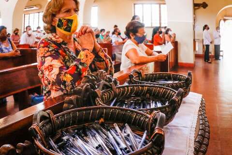Santuário abençoa canetas de candidatos para dar uma “forcinha” no Enem