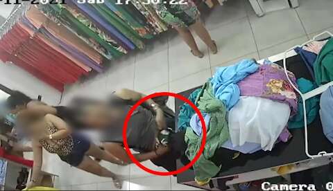Mulher é flagrada por câmera de segurança furtando roupa em loja 