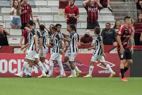 Atlético-MG vence Athletico-PR e se consolida na liderança do Brasileirão